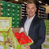 Geschäftsführer Johannes Bliestle zeigt ein Erfolgsprodukt der Reichenau-Gemüse-Genossenschaft: Die Produktionsmenge von Paprika wurde ...