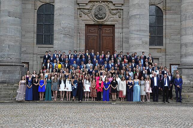 105 junge Erwachsene, davon 41 Internatsschüler, haben das Abitur am Kolleg St. Blasien abgelegt. Ein Schüler hat das Ziel nicht ...