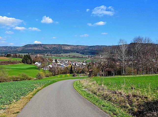 Von Talheim über die Kuppe führt eine wenig befahrene Straße hinunter nach Seitingen-Oberflacht.