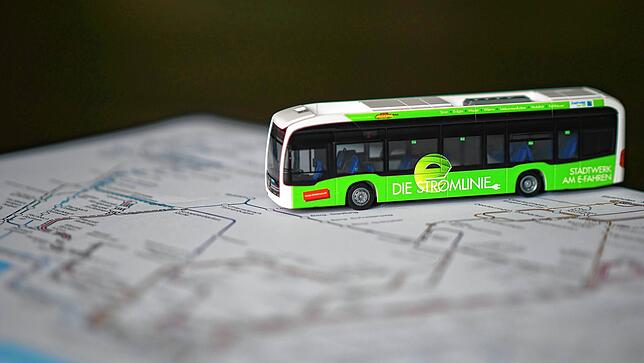 Grün an der Seite, mit blauer Färbung an der Stoßstange. Ähnlich wie dieses Modell sollen die Busse in Friedrichshafen künftig aussehen.
