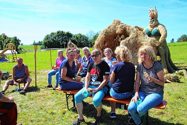 Bild 20: Aufbauarbeiten zum 11. Höchenschwander Strohskulpturen-Wettbewerb mit Bauernmarkt in Höchenschwand