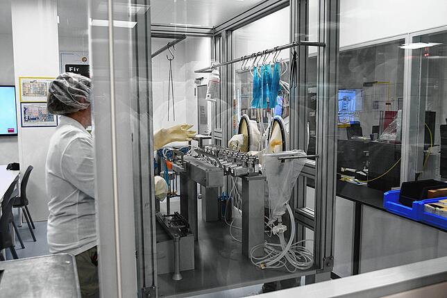 So sieht ein Isolator aus der Nähe aus: Die Mitarbeiter können die Substanzen nur durch eingebaute Handschuhe bearbeiten, ein direkter ...
