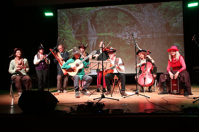 Mit Feder: Eine bunt gemischte Truppe eint die Liebe zur Musik: Auf der Bühne präsentierte die Gruppe Federhut zauberhafte Folklore-Musik.