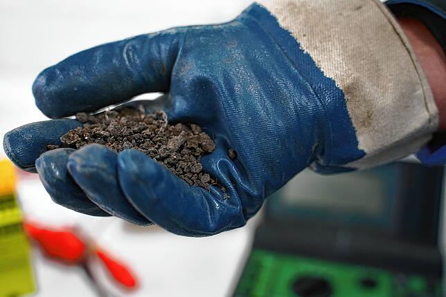 Getrocknet und mit nur noch fünf Prozent Wasseranteil geht es jetzt vom Gelände. Das getrocknete Abfallprodukt der Kläranlage Tiengen ...