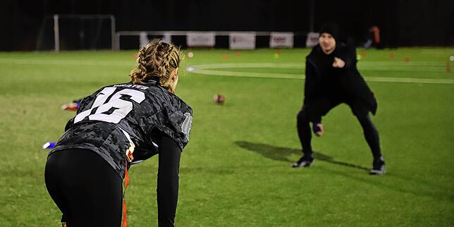 Jana Westhauser mit ihrem Trainer Achim Scheidl beim Footballtraining.