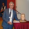 Frank Amann im Doppelpack: Rudi Matt hat den Bürgermeister nachempfunden, die Vereine hatten ihm die Büste geschenkt. 24 Jahre lang war ...