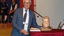 Frank Amann im Doppelpack: Rudi Matt hat den Bürgermeister nachempfunden, die Vereine hatten ihm die Büste geschenkt. 24 Jahre lang war ...