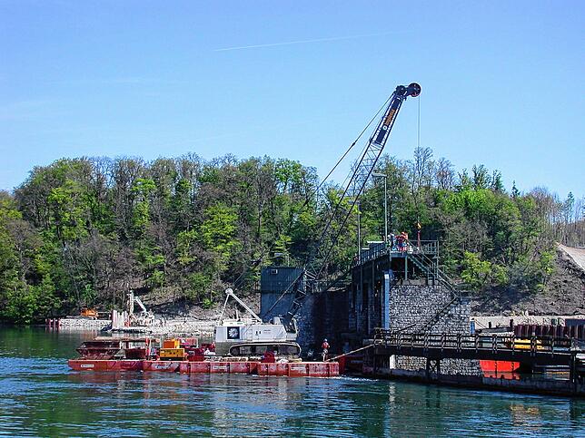 Solche Schwimmbagger soll auch bei der geplanten Rheinausbaggerung zum Einsatz kommen. Das Bild entstand 2007 beim Abbruch der alten ...