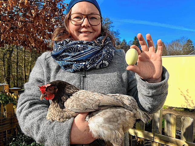 Tanja Ganschow und Leni. Die Henne ist ein Ischler Zwerg, eine Kreuzung verschiedener Landhuhnrassen. Ischler Zwerge legen grüne Eier ...