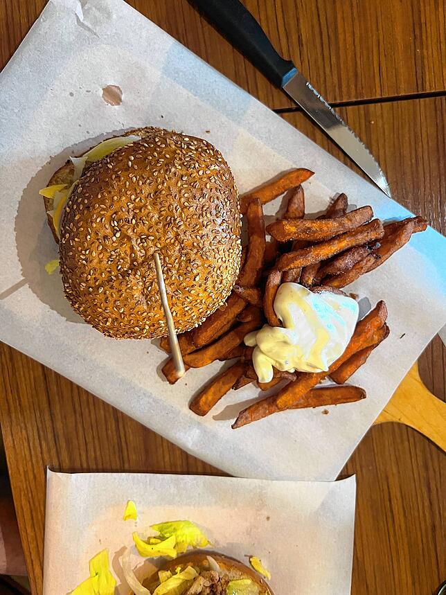 Der Cheeseburger in der vegetarischen Option, mit Süßkartoffel-Pommes und Trüffelmayonnaise plus einem Getränk kostete 20,60 Euro.