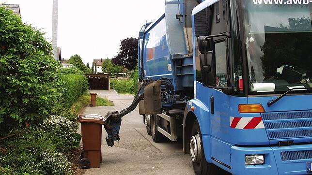 Ein recht unkonventioneller Vorgang: Über ein Müllfahrzeug mit einem Seitenlader wird die braune Biomülltonne im Bodenseekreis erfasst ...