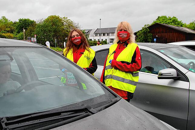 Freundliche Einweiserinnen halfen den Besuchern des Autokinos auch schon bei den Vorstellungen im April.