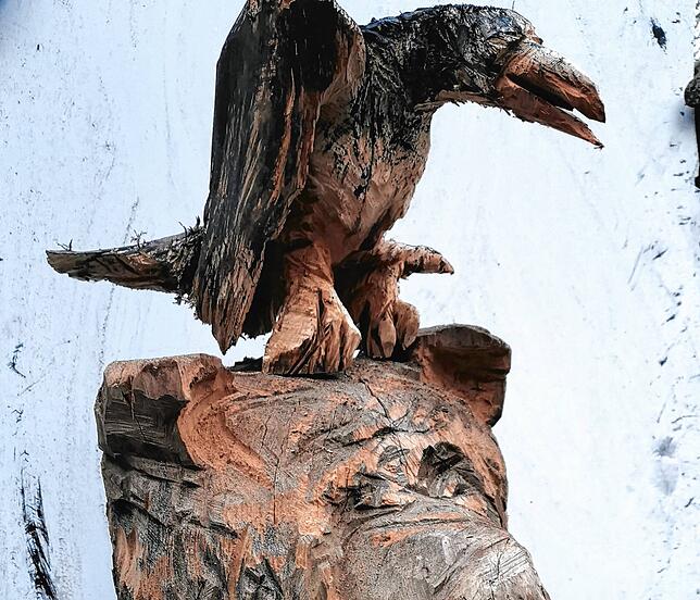 Die Skulptur &bdquo;Rabe auf Bär&ldquo; ist jetzt in Bernau zu sehen.