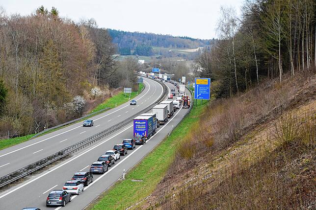 Bei Stockach-Ost wurde am Gründonnerstag der Verkehr nach einem Autobrand sowie Unfall im Rückstau auf der B31-neu abgeleitet.