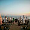 Spaziergang am Strand von Antalya &ndash; da das beliebte türkische Urlaubsziel mehrmals wöchentlich von Friedrichshafen aus angeflogen ...