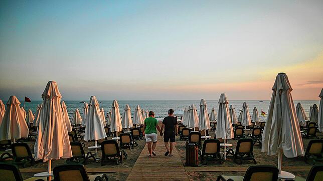 Spaziergang am Strand von Antalya &ndash; da das beliebte türkische Urlaubsziel mehrmals wöchentlich von Friedrichshafen aus angeflogen ...
