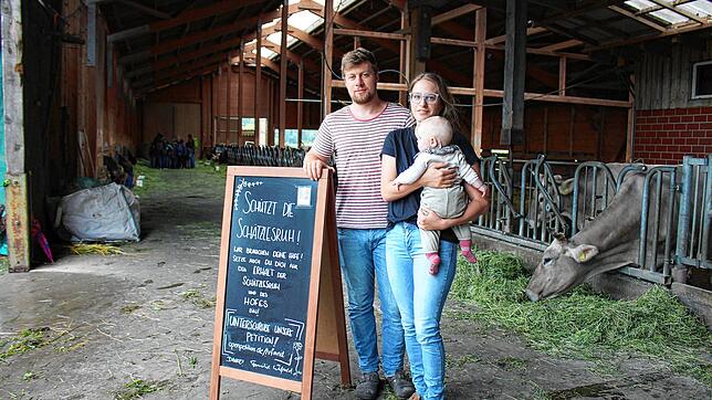 &bdquo;Schützt die Schätzlesruh!&ldquo;: Mit dieser Petition machen Simon und Ida Wolpold auf die schwierige Situation des Biohofs ...