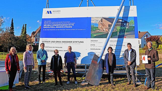 Bei herrlichem Herbstwetter wurde der Spatenstich für die Markelinger Kindertagesstätte gefeiert (von links): Regina Brütsch (AWO), ...