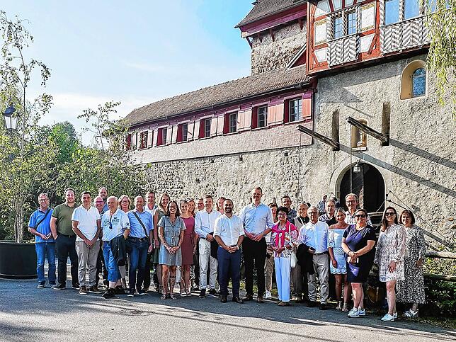 Gemeinderäte und städtische Vertreter aus Radolfzell und Amriswil feiern gemeinsam die 25-jährige Städtepartnerschaft.
