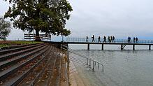 Betonstufen und Mauern werden im Strandbad zugunsten einer flachen Böschung zum Bodensee entfernt. Jetzt geht es mit der Sanierung und ...
