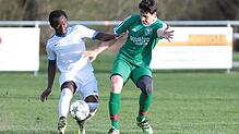 Der Oberbaldinger Tcheffa Leukoue (links) im Zweikampf mit dem Pfohrener Samuel Maus. Der FC Pfohren kam im Derby zu einem knappen Sieg. ...