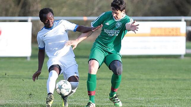 Der Oberbaldinger Tcheffa Leukoue (links) im Zweikampf mit dem Pfohrener Samuel Maus. Der FC Pfohren kam im Derby zu einem knappen Sieg. ...