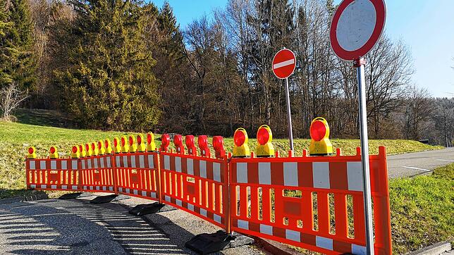 Bis hierher und nicht weiter: Die Stadt hat die Zufahrt zum Panoramabad abgeriegelt. Grund: Auf dem Freibad-Parkplatz hatten sich in den ...