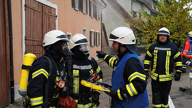 Sehr realitätsnah können die Feuerwehr-Übungen auf den Ernstfall vorbereiten. Derzeit kann wegen Corona kaum geprobt werden. Das Bild ...