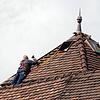 Ein Handwerker repariert am Mittwochnachmittag das Dach des Hotel Ochsen in der Überlinger Innenstadt. Ein Blitz hatte am späten ...