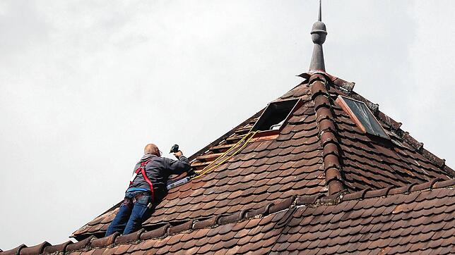 Ein Handwerker repariert am Mittwochnachmittag das Dach des Hotel Ochsen in der Überlinger Innenstadt. Ein Blitz hatte am späten ...