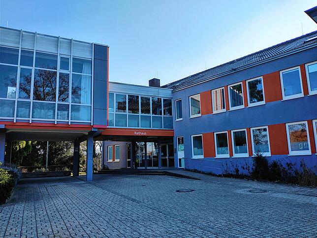 Um den Chefsessel in diesem Gebäude geht es: das Rathaus von Rielasingen-Worblingen.