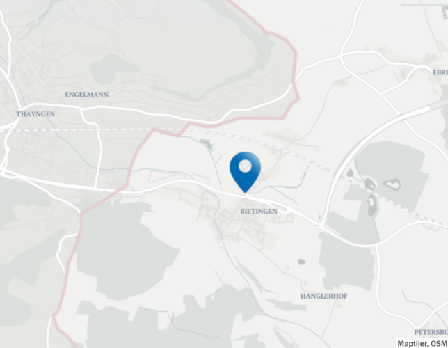 Hier ereignete sich der Unfall auf der B34 durch Bietingen. Links ist der Zoll bei Thayngen/Schweiz, rechts der Kreisverkehr zur A81.