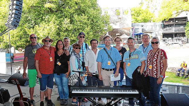 Einmal auf der Bühne des Hohentwiel-Festivals: Bei der Aktion „Der SÜDKURIER öffnet Türen“ vor dem Auftritt der Spider Murphy Gang war ...