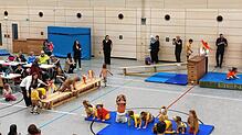 Die Gruppe eins des Kinderturnens sorgt als Junglöwen verkleidet für Aufsehen.