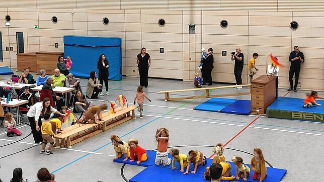 Die Gruppe eins des Kinderturnens sorgt als Junglöwen verkleidet für Aufsehen.