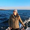 Fischerin Anita Koops unterwegs auf dem Bodensee vor Friedrichshafen-Fischbach: Die 57-Jährige liebt ihre Arbeit, kann aber allein davon ...