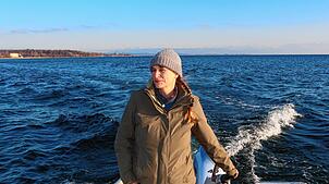 Fischerin Anita Koops unterwegs auf dem Bodensee vor Friedrichshafen-Fischbach: Die 57-Jährige liebt ihre Arbeit, kann aber allein davon ...