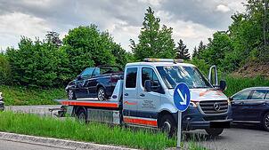 Eines der Unfallautos, ein Golf Cabrio, wird abgeschleppt. Der Unfall ereignet sich auf der B523 an der Abfahrt Richtung Dauchingen und ...