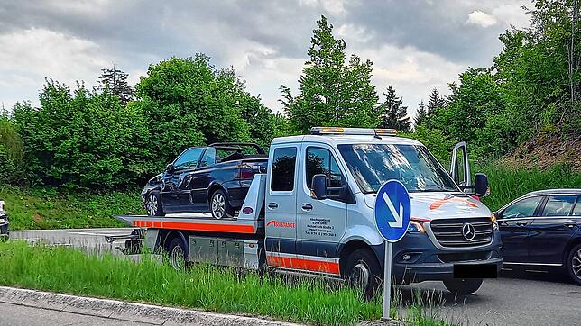 Eines der Unfallautos, ein Golf Cabrio, wird abgeschleppt. Der Unfall ereignet sich auf der B523 an der Abfahrt Richtung Dauchingen und ...