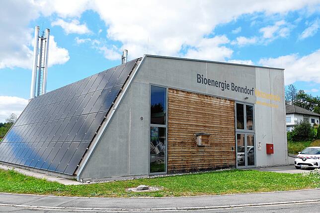 Heizzentrale der Nahwärmeversorgung von Bonndorf im Schwarzwald. Solarcomplex hat sie errichtet. Die Wärmeversorgung ist ein ...