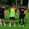 Trainer Steffen Breinlinger spricht beim Training mit seinen Spielern.