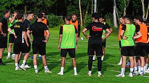 Trainer Steffen Breinlinger spricht beim Training mit seinen Spielern.