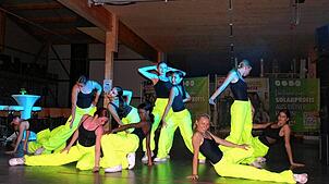 Die US-amerikanische Tanzgruppe Ambassadors in Leotards bei ihrem Auftritt beim Energiefest von Enerix in Lauchringen.