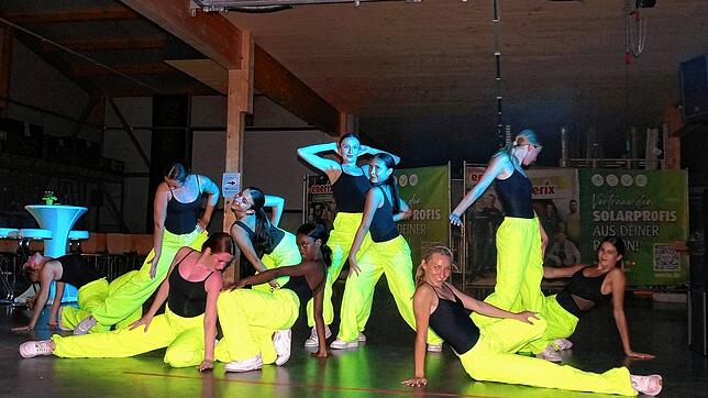 Die US-amerikanische Tanzgruppe Ambassadors in Leotards bei ihrem Auftritt beim Energiefest von Enerix in Lauchringen.