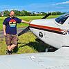 Manuel Miller auf dem Flugplatz.