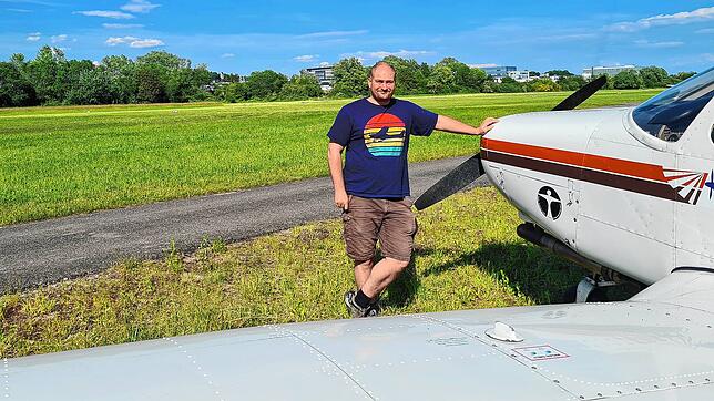 Manuel Miller auf dem Flugplatz.