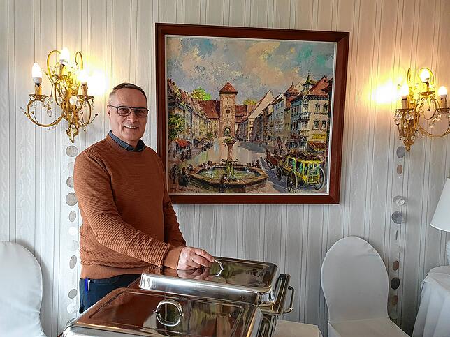 Villinger Kulisse gibt es im Diegner überall. Martin Demmel vor einem angerichteten Buffett.