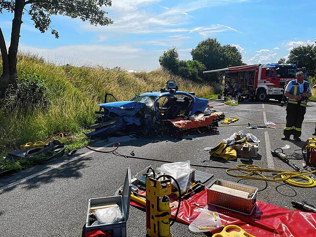 Die beiden Autos sind nach dem schweren Unfall zerstört. Im Einsatz sind neben der Hüfinger Feuerwehr auch die Geisinger Feuerwehr, die ...
