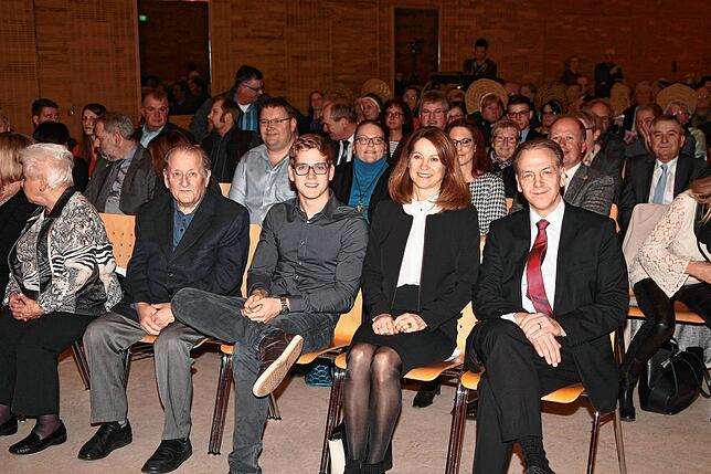 Die Familie Moser im Mittelpunkt: Das Bild zeigt (von links) Simon, Sonja und Johannes Moser bei der Jubiläumsfeier zu 20 Jahren ...