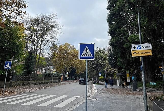 Die Beschilderung Richtung Westen soll verbessert werden, damit Autofahrer künftig verlässlicher über Brünnensbach umgeleitet werden – ...
